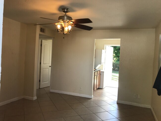 Building Photo - Nice 2-1 house with central air