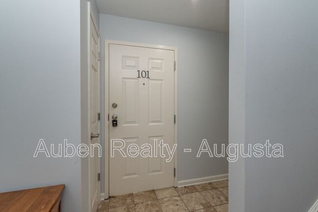 Building Photo - 913 Walker St