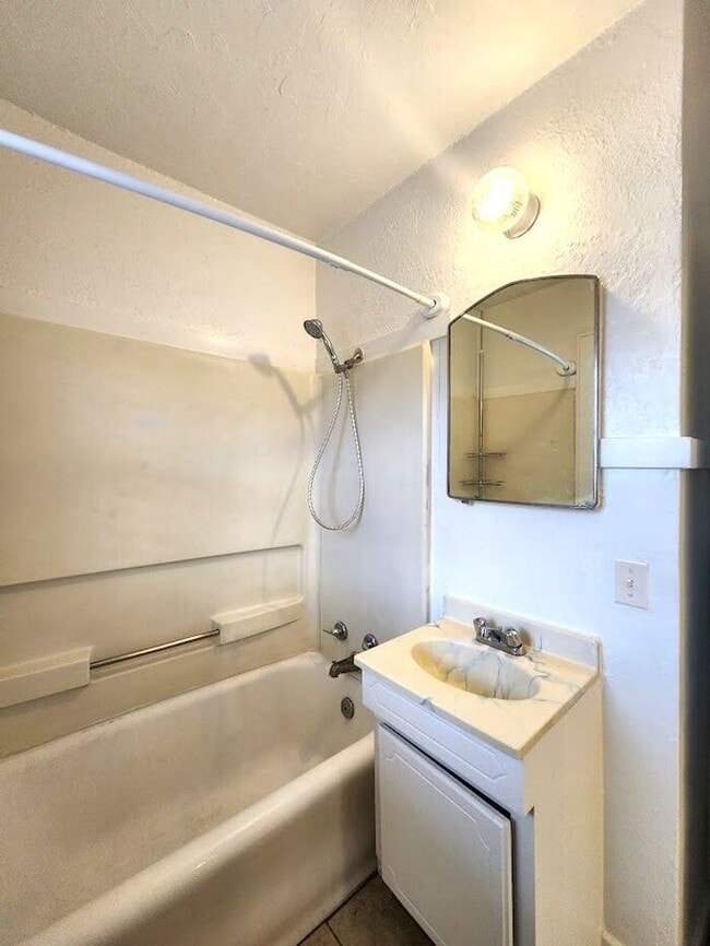 Building Photo - 1 Bed 1 Bath Upstairs Garage Apt in the Mi...