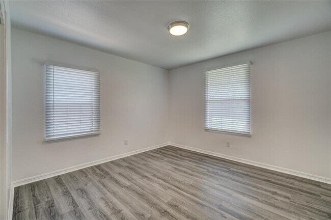 Building Photo - 817 Stahl Dr