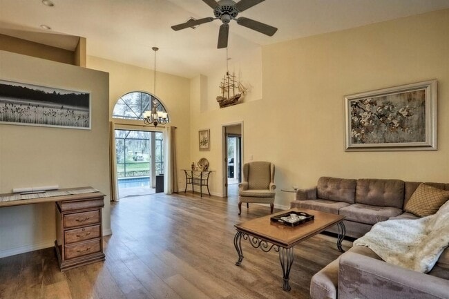 Building Photo - 522 SW Timber Trail
