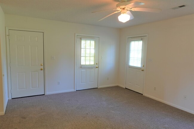 Building Photo - 206 River Oaks Cir