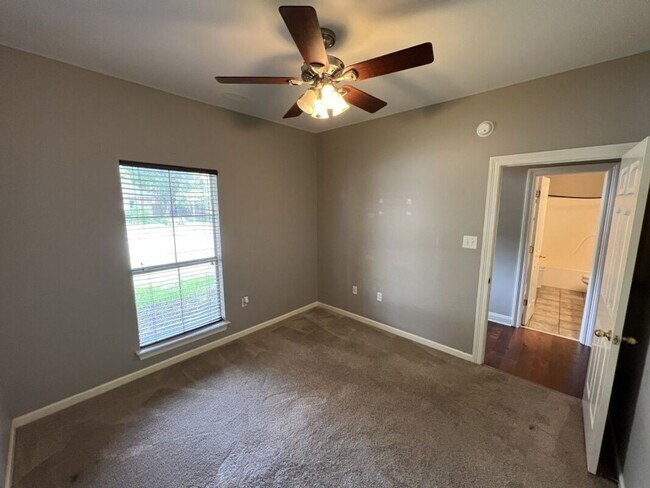 Building Photo - Location!  Location!  3 bedroom, 2 bath house in Beau Pre near LSU