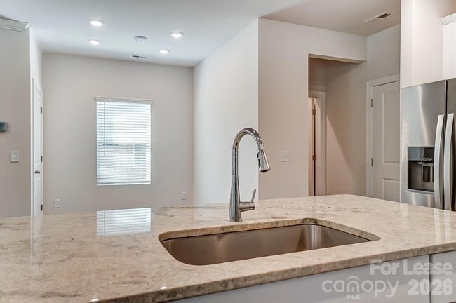 Building Photo - 3026 Lisburn St