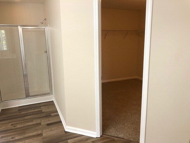 Building Photo - Large 5 Bedroom, 3 Bathroom Single Family ...