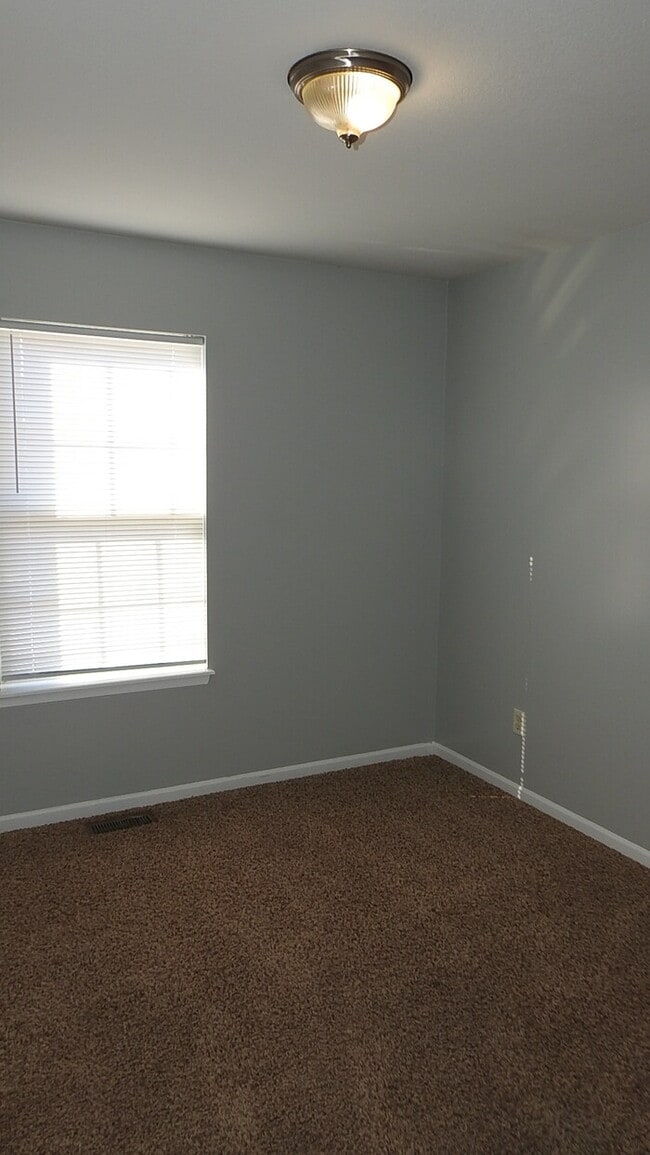 Building Photo - 3bed 2 full bath in Fort Osage Area