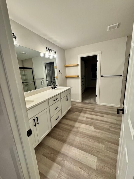 Primary bathroom - 6750 Skipper Ln SE