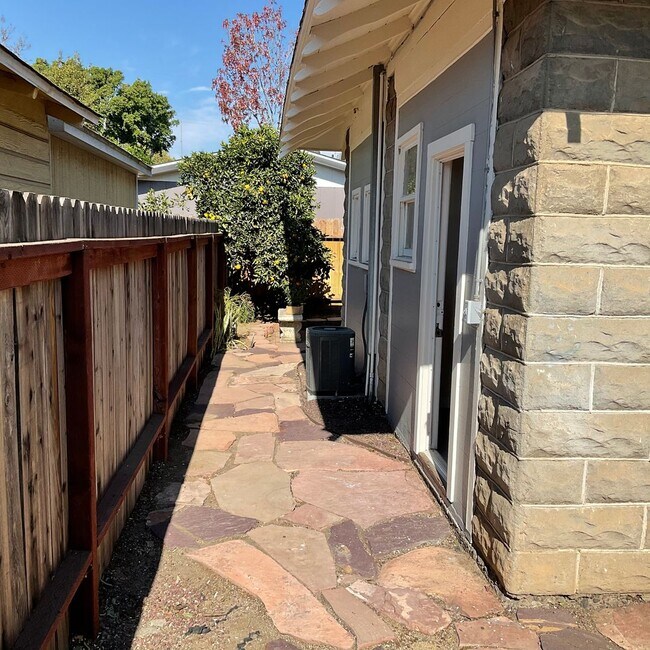 Building Photo - 272 S Grand St