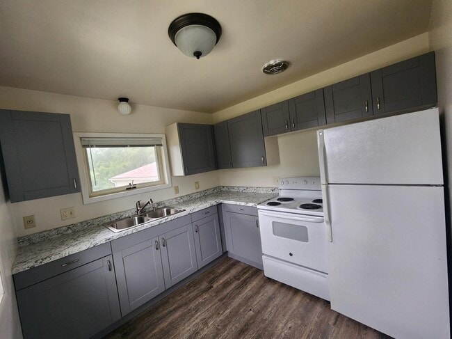 Building Photo - 1611 Crescent St