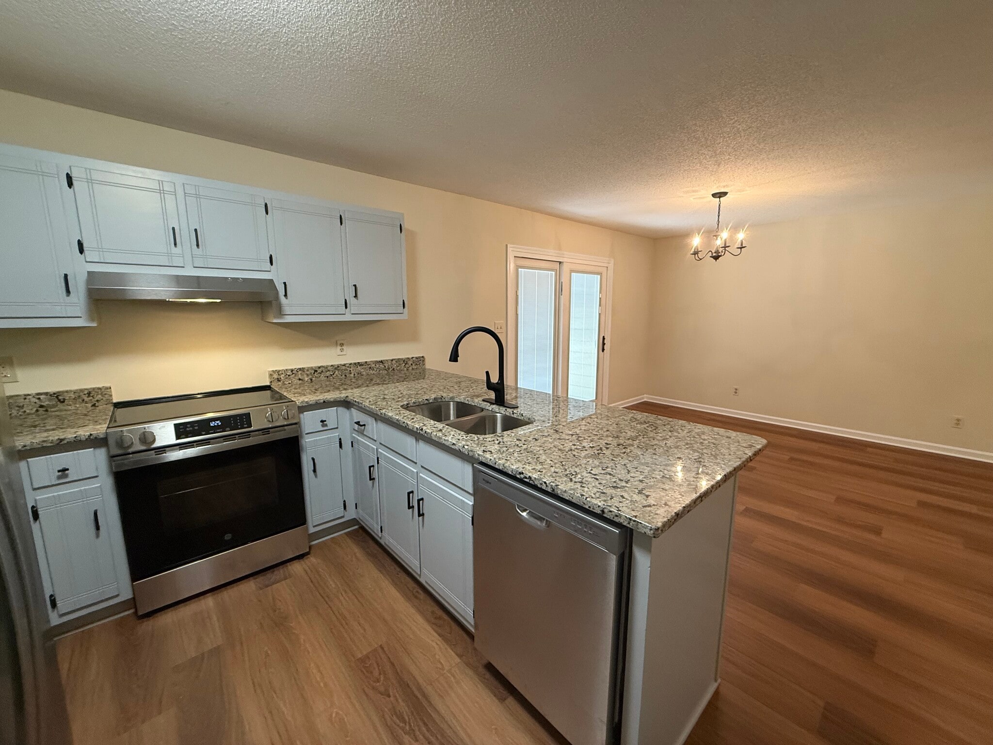 New appliances, granite - 775 Indian Mound Rd SE