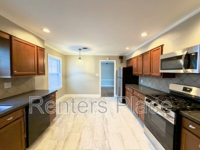 Building Photo - 3315 S Lewis Ave