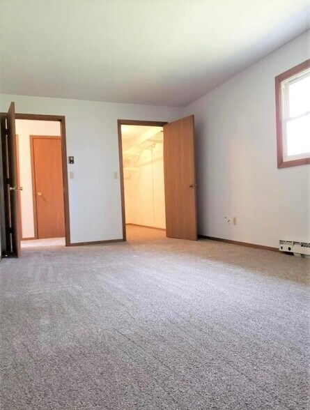 Building Photo - 202 Meadowpark Dr