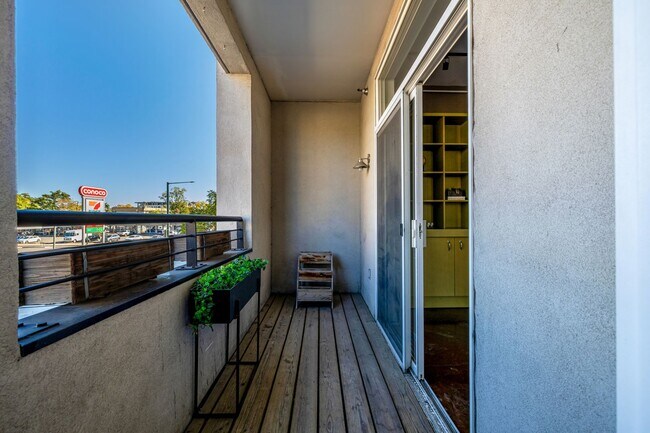 Building Photo - One bedroom, two bath corner unit in Baker with two balconies