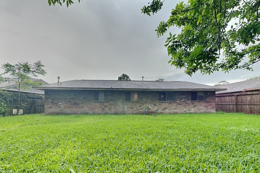 Building Photo - 4523 Bayou Vista Dr