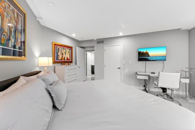 Building Photo - 1900 Consulate Pl