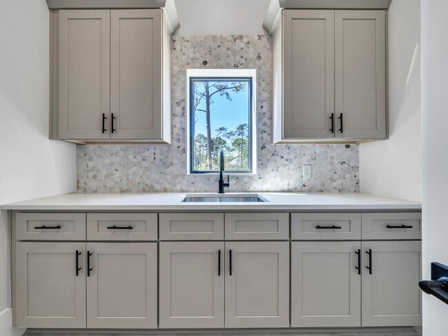 Building Photo - 330 Kelly Plantation Dr