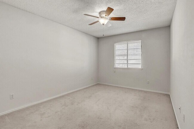 Building Photo - 17516 Klamath Falls Dr
