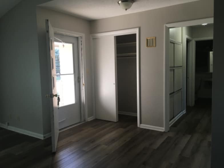 Building Photo - 703 Carriage Ct