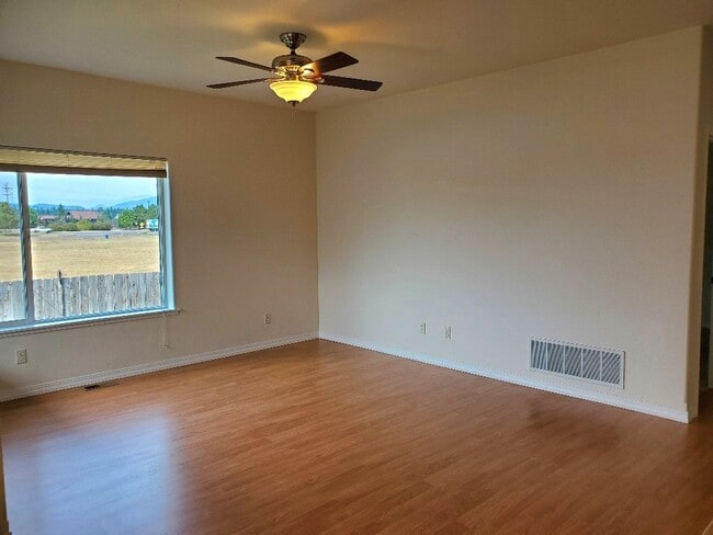 Building Photo - 3bedroom, 2 bathroom with garage