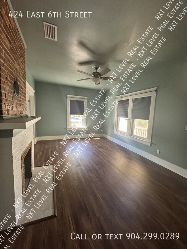 Building Photo - 424 E 6th St