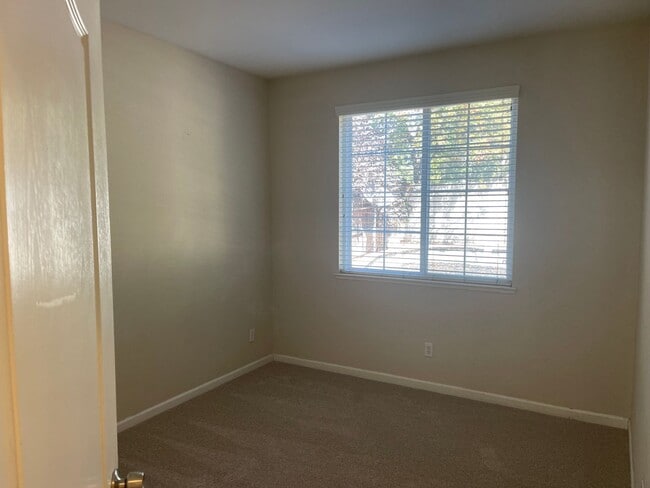 Building Photo - 2733 Sunflower Cir