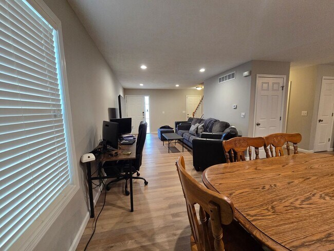 Building Photo - 4 Bedroom Townhome for Rent in Normal!