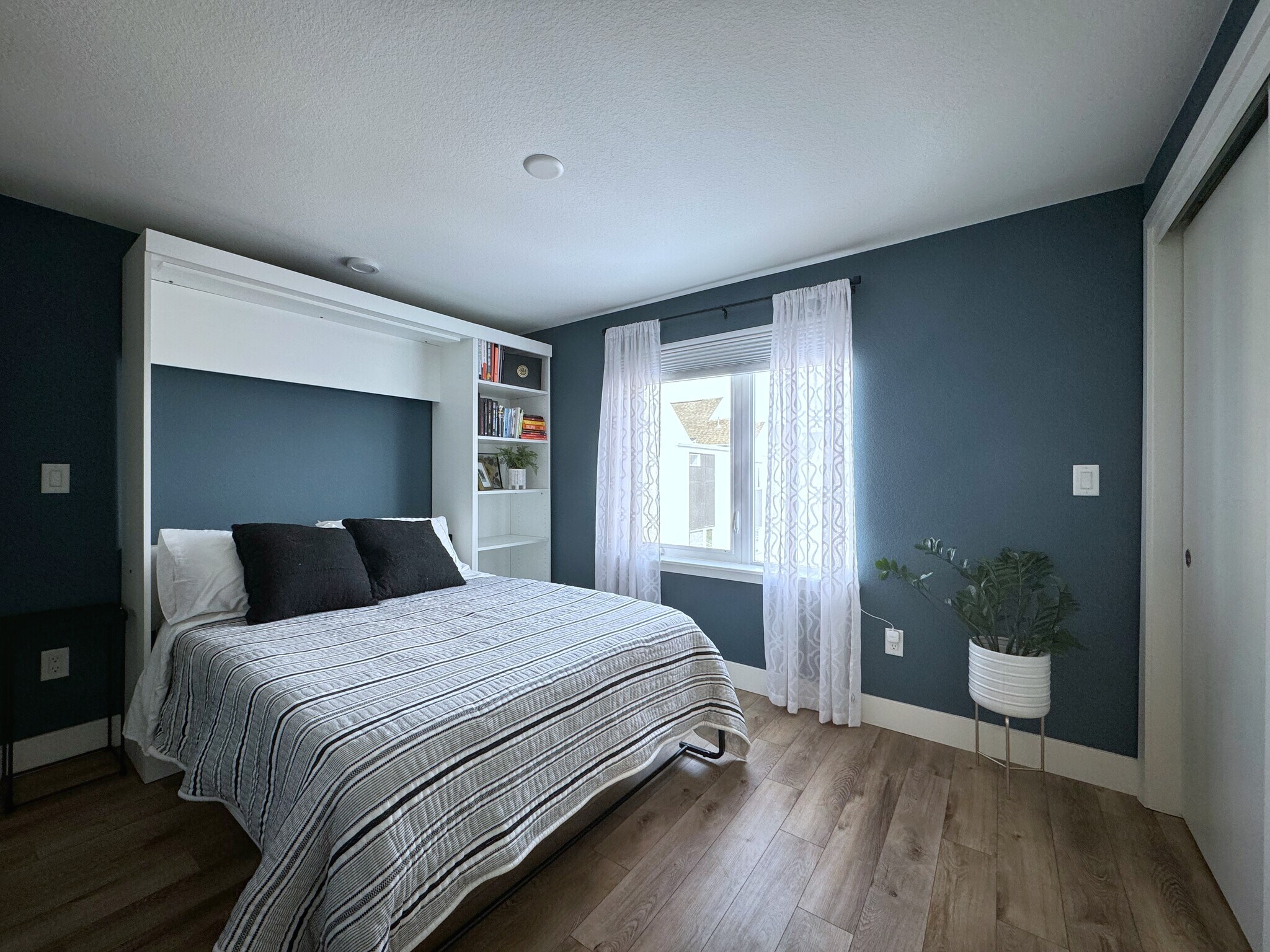 Building Photo - 1198 S Reed Way