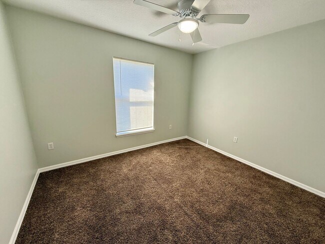 Building Photo - 3/2 Spacious Saint Cloud Home with fenced ...