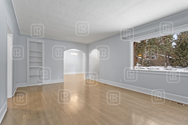 Building Photo - 414 W 29th Ave