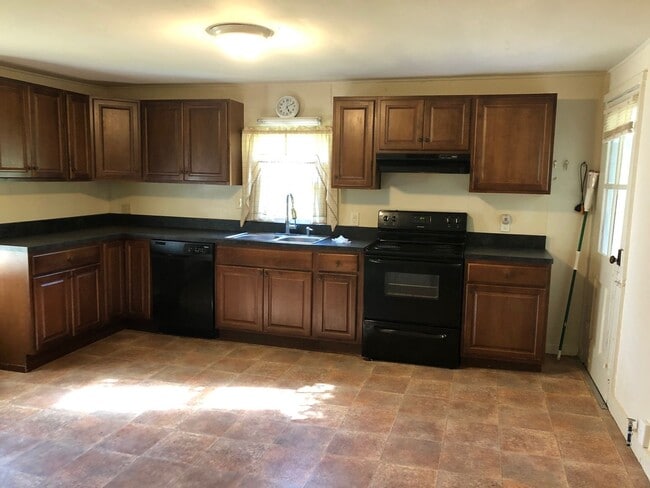 Building Photo - Fully Renovated Farmhouse in Moseley