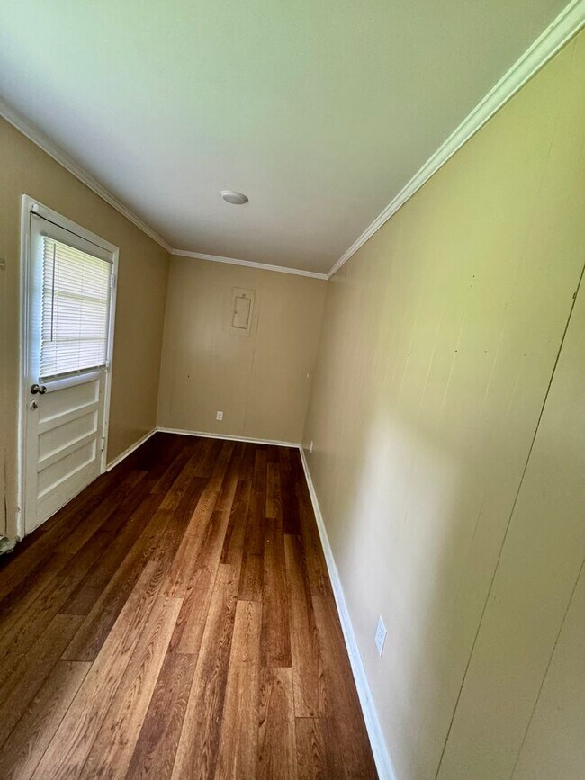 Building Photo - 4 Bed 2 Bath Brick House