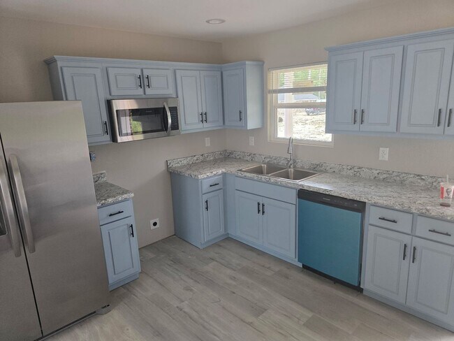 Building Photo - 111 Hollyhill Dr