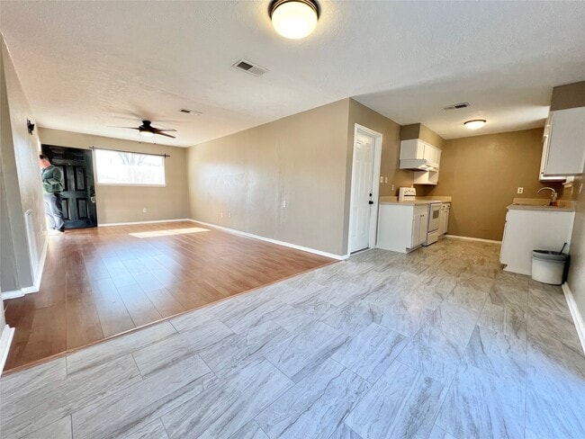 Building Photo - 303 Brigadoon Ln