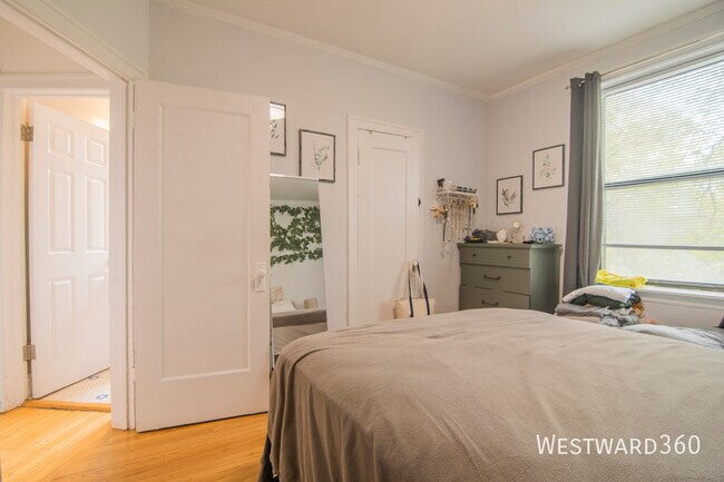 Building Photo - 6038 N Hermitage-3