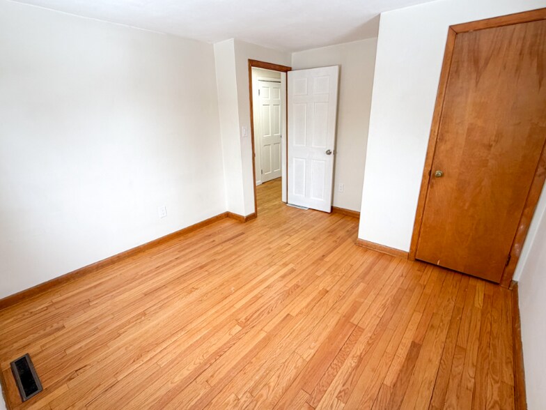 Building Photo - 7 W Silver St