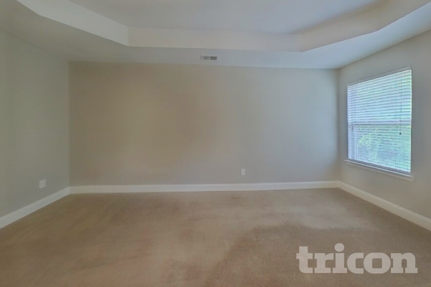 Building Photo - 2102 Farmdale Ct NE