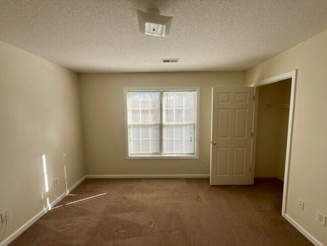 Building Photo - Two bedroom, 1.5 townhouse in Graham (Park Place Apts)