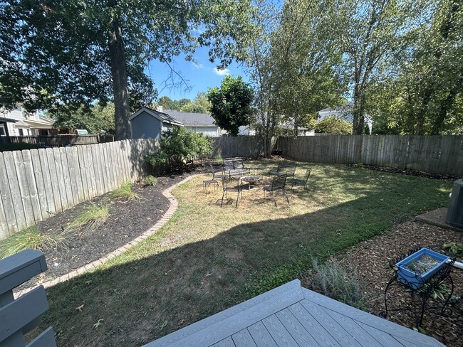 Spacious and private backyard - 405 Windsor Ct