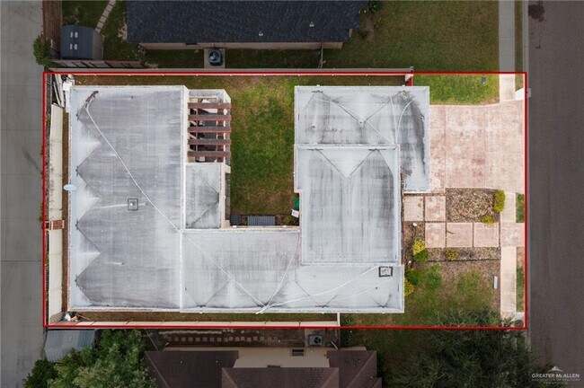 Building Photo - 701 Sycamore Ave