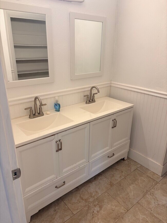 Building Photo - 4018 Lakewood Rd