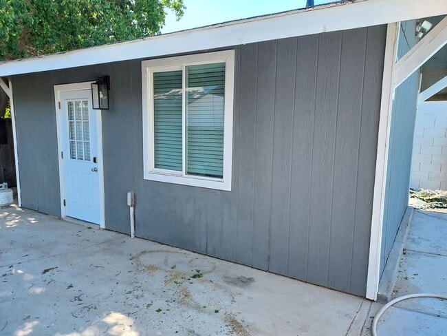 Building Photo - Four bedroom w/ Studio