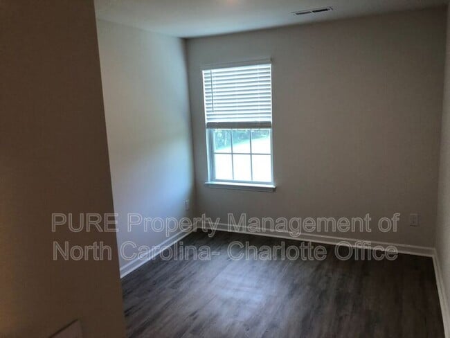 Building Photo - 5517 Carrington Ct