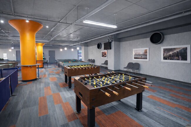 Building Photo - 565 W Quincy St