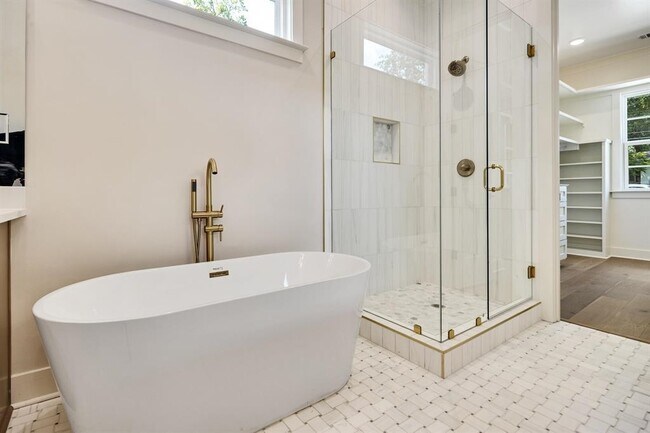 Building Photo - 352 Avon Rd