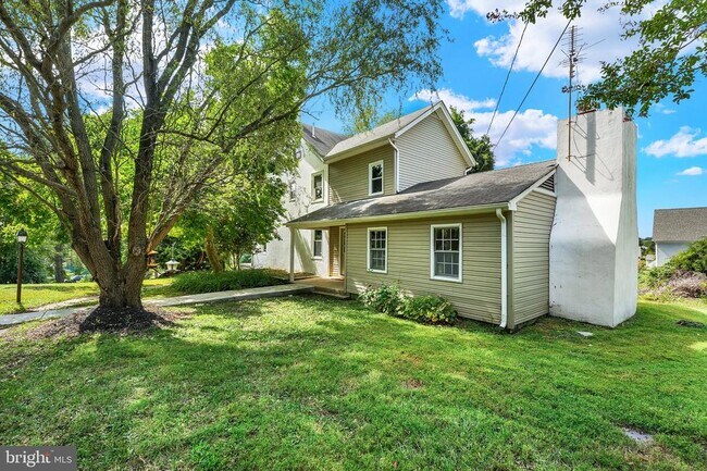 Building Photo - 211 Gale Ln
