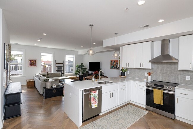 Building Photo - Newer Three Bed-Three Bath Townhouse Condo...