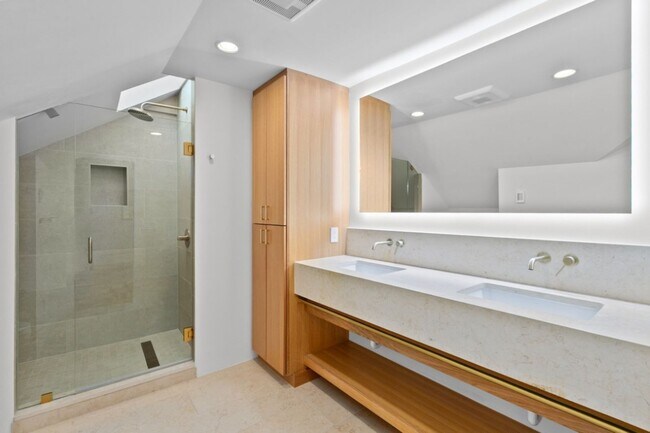 Building Photo - 4Bd/3Ba Seattle House