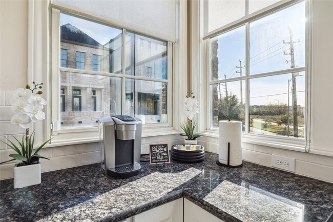 Building Photo - 9455 Fannin St