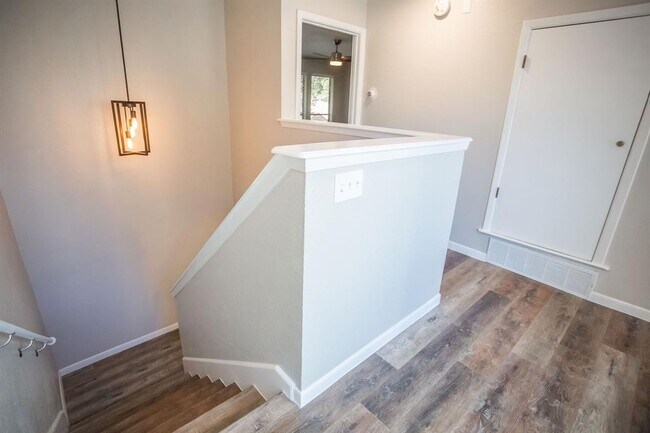 Building Photo - 2301 Mistletoe Dr