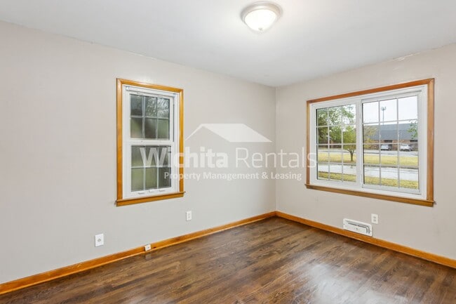 Building Photo - 3 BD/1 BA home near Friends University!